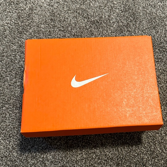 NWT Nike Team Hustle Shoes Size 7c - Picture 9 of 10